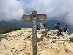 12:00
稜線から20分で2695.9ｍの唐松岳頂上！ヤッホー＼(^o^)／
こんないい山なのに百名山じゃないなんて。
コースタイムは写真撮りながら4時間半でした。
