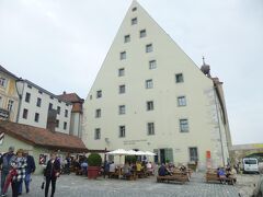 レーゲンスブルグに12：15到着し、旧市街近くのパークハウスに駐車し、有名なドナウに架かる石橋（1135～46年の建設・プラハのカール橋などの原型になった。今日は修理中）に向かった。

写真はレーゲンスブルグ：Salzstadel旧塩の倉庫と名代のソーセージ料理”ヴルストキュッヘ”