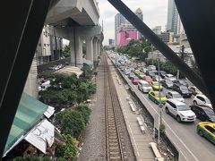 エアポートレールリンクのマッカサン駅にある、この国鉄の乗り場は、マッカサン駅ではありません！ここからバイクタクシーで50バーツくらい先

こういう、駅でない乗り場はたくさんあり、もちろん時刻表に乗っていない！ 夕方にはホームからコボれんばかりの通勤客でいっぱいになる！