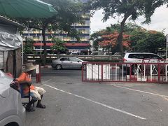 到着！駐車場のおじさん

場末感があるけど、見張りがいるからじつは～安全な場所