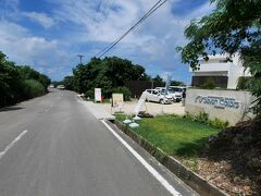 駐車場の整理の方もいる．本格的なフェスティバルのようだ．寄ってみよう．Seven Colors 石垣島というホテルの中を通って，（このホテルではカレーなど今日のイベントメニューを500円で販売していたが，私たちはお弁当を持ってきたので，残念ながら食べなかった）
記事には地元農家が提供したトマトを使った「八重山そば冷製パスタ風」と島野菜のカレーを５００円で提供と書いてあった