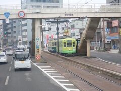 長崎電鉄（長崎電気軌道）の路面電車が走る国道２０６号線を北へ。