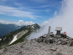 蓮華岳山頂。向こうに見える山は、針ノ木岳です。