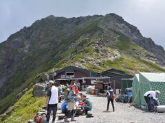 分岐から30分ほどで肩の小屋に到着。

北岳のみを狙う人などはここに泊まる人が多く、大変な賑わい。
今日はここがゴールの人もたくさんいるので、この時間から酒盛りしてて羨ましくなる。