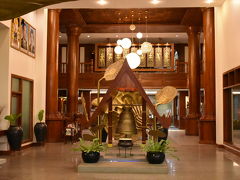 12時すぎからゴロゴロという雷の音と小雨

午前中はこの旅で一番の快晴やったのに

1時20分にロビーに降りてきた

ツアーのピックアップは1時半～2時

1時45分、そろそろくるかなぁ

2時、忘れてないか？ホテルのスタッフが電話で確認してくれた、雨で10分ぐらい遅れると

2時15分、まだこない、再度スタッフが電話、あと10分と

2時半、やっと来た！雨降ってるしキャンセルでもよかったのに