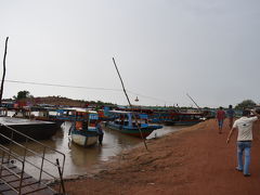 30～40分走って港っぽい所に到着

相変わらずショボショボと降ってる