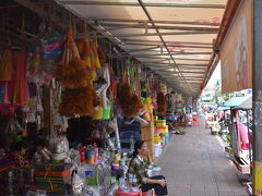 オールドマーケットへ来てみた

ここにはかものはしプロジェクトという人身売買から守るための基金のなんとかってお店がある。

少しでも助けになればとコースターを6枚買った