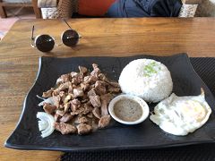 うろうろしてお昼になったのでまたレッドピアノへ来た

店員さんにまた来たの？って言われた

ランチは最後までカンボジアにこだわってロックラック

やっぱり美味しい

ただ、肉の歯ごたえはバツグンにある、顎が疲れる 笑