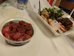 ワイキキに戻ったの19時過ぎました。
夕飯はアラモアナのフードランドにてHISTEAK17.78ドルとフードランドのポケ5.94ドル。
ここのポケコーナー、いつ行っても並んでました。
この容器、ハーフパウンドの容器。ハーフパウンドの容器でハーフハーフで2種類たのみたかったけど、ハーフ言い過ぎて、英語での言い回し方はっきりわからんくて（この場合どーやって言うんですか？）、1種類になってしまった。
しかも19時過ぎてたから種類も少なく・・。
行くならもっと早い時間がいいです。
味は美味しかったです！
ハイステーキも安定の美味しさ！