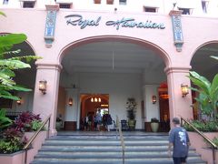 ハワイ・ワイキキ『ザ ロイヤル ハワイアン ラグジュアリー 
コレクション リゾート ワイキキ』の写真。

楽園ハワイの絵のような風景の中にたたずむロイヤル ハワイアン ホテル
は、1927年の創業以来「太平洋のピンク･パレス」と呼ばれ、
数あるハワイのホテルのなかでも特に長い伝統を誇っています。
優雅でクラシカルな内装のホテル内、贅沢な調度品が配された客室、
椰子の木が揺れる清々しい中庭のココナッツ・グローブ、そして
ワイキキ・ビーチ随一のプライベートエリアをご堪能ください。

http://www.royal-hawaiian.jp/