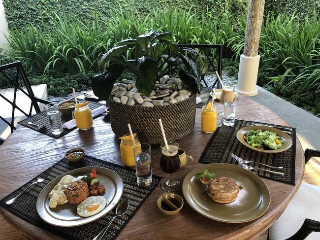 パパが戻ってきたのでみんなで朝食。<br />娘も息子も、前日と同じメニュー。<br />ただ息子は、昨日はチョコレートパンケーキでしたが、<br />今日はブルーベリーパンケーキを選んでました。