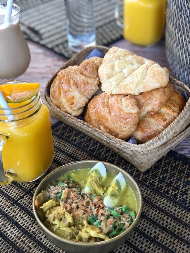 主人と私は、カリー・ブブル・アヤム。<br />クロワッサンも注文したのは私です。