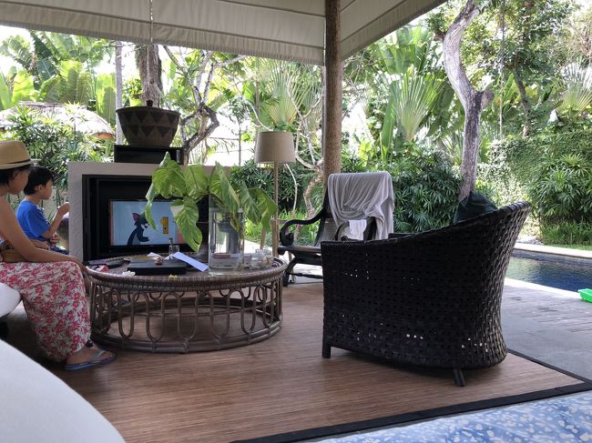 チェックアウト前。<br />トムとジェリーを見ながらお別れの時を待ちます。<br />娘は、「やっぱりカユマニスが大好き！！」と、帰国してからも言ってました。<br />