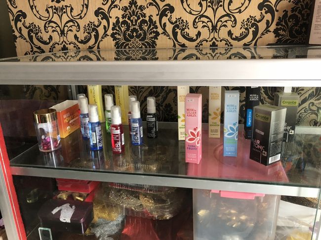 最近はずっと、PRABAで売ってるSilkoroとかいうメーカーのヘアオイルを使ってて、香りも手触りも好みなので、在庫補充で買って帰ります。<br /><br />緑のラベルのものが２本欲しかったのですが、あいにく１本しかなかったため、赤ラベルを１本。＠25kです。<br />シャンプーしてもらってる時、これまた好みの香りだったので、どのシャンプー使ったの？って聞いたら、MAKARIZOのこれだ、というので、その場で一緒にお買い上げ。