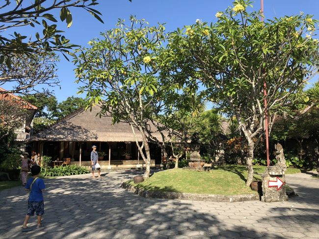 12時にチェックアウトして、カユマニス・カーで<br />「Tanjung Sari」まで送ってもらいました。