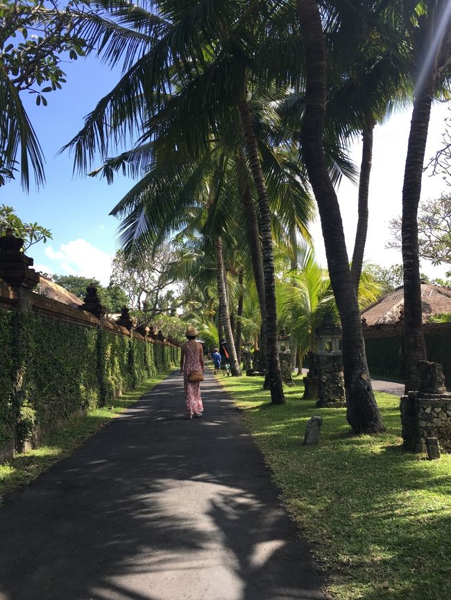 それでは今度こそ、ランチしにいきましょ<br />レセプションから続くタンジュンサリの道を、Jlタンブリガン方面へ<br />