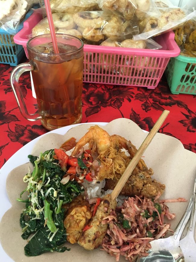 ウェルダプラのナシチャンのお供は、あま～いエス・テ。<br />相変わらず美味しい━(ﾟ∀ﾟ)━!!<br /><br />「Ibu～Enak sekaliだよ～」と変なイネ語でIbuに訴えてしまう。<br />テーブルにあったバナナを、グイッと１本もいで<br />息子にプレゼントしてくれた優しいおかみさんです。