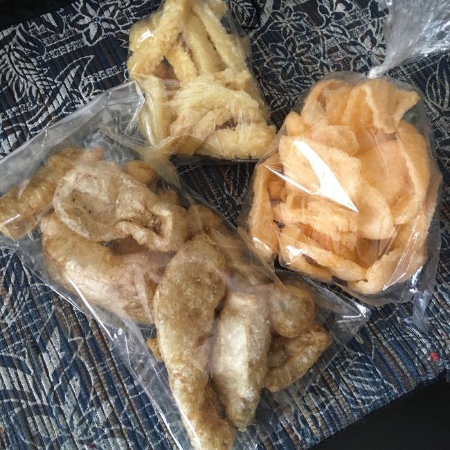 娘が横で、クルップを食べ始めました。<br />一袋、おやつ代わりにたいらげ、美味しかったのでもう一袋はお持ち帰りにしました。写真右の、少しオレンジががったクルップ。<br />左の豚皮のクルップは、主人の大好物で、アラックのお供なんだそう。<br />一番上のはおまけでつけてくれました。<br /><br />ナシチャン２皿、エス・テ２杯、クルップ各種で45k（350円！！）でした。<br /><br />これだからまたきたくなっちゃうんです。