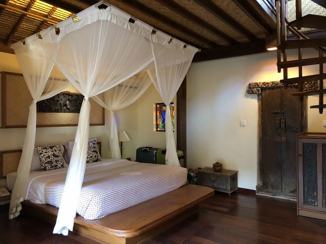 タンジュンサリに戻り、チェックイン時間過ぎてたのでそのままお部屋に通して頂きました。<br />今回のカテゴリーは、『ビーチフロント・バンガロー』二部屋しかないうちの28番のお部屋です。<br /><br />チェックイン早々、息子は主人を従えてビーチへと消えて行きました。<br /><br />一階はキングサイズベッド。