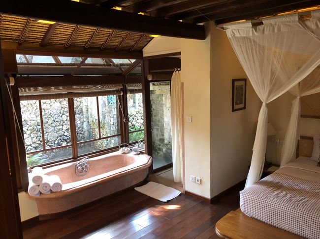 バスルームが部屋の中にあり、しかも前回泊まったヴィレッジ・バンガローと違ってロールカーテンでの仕切りもないため、もう、まんま、な感じ。<br />その横には屋内のシャワールーム（残念なことにひまわりオンリー）と外シャワーもあり。