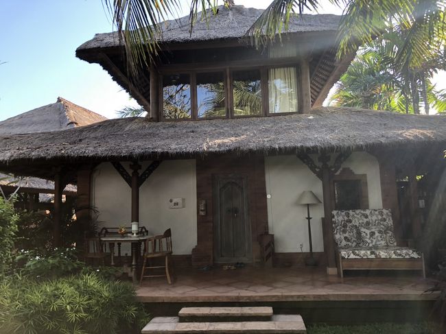 ツッコミどころ満載なビーチフロント・バンガロー。<br />でもなんと言っても目の前ビーチなんですよ、当たり前。<br />海遊びも、朝食も、遊歩道のお散歩も、動線バッチリなんです。