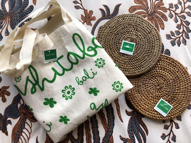 タンジュンサリの２軒隣のアシタバで買った<br />友達へのお土産のエコバッグ　27.5k<br />我が家の観葉植物達のコースーター　25k