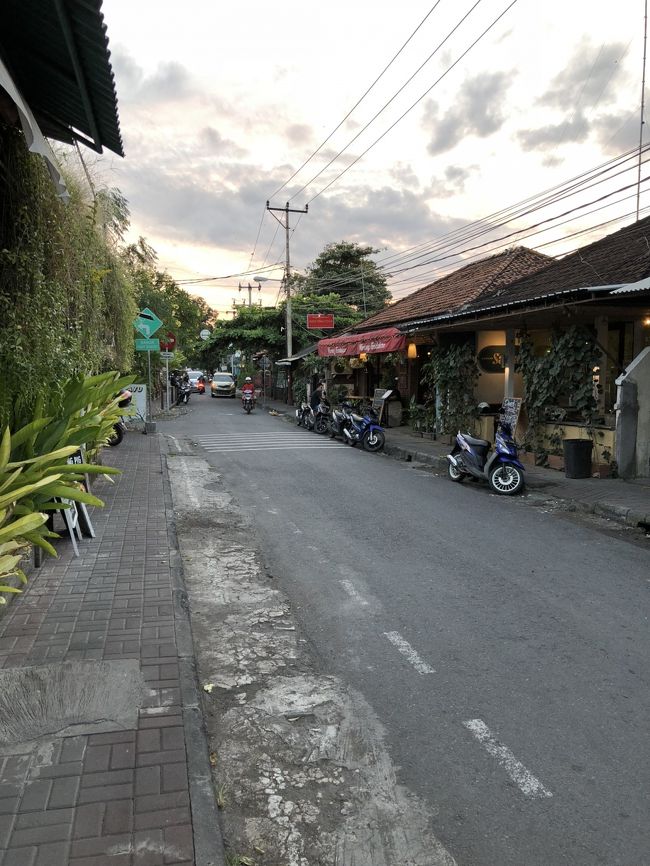 Jl.Pantai Sindhuとの交差点まで来たら左折します。<br />左折するとJl. Tandakanです。