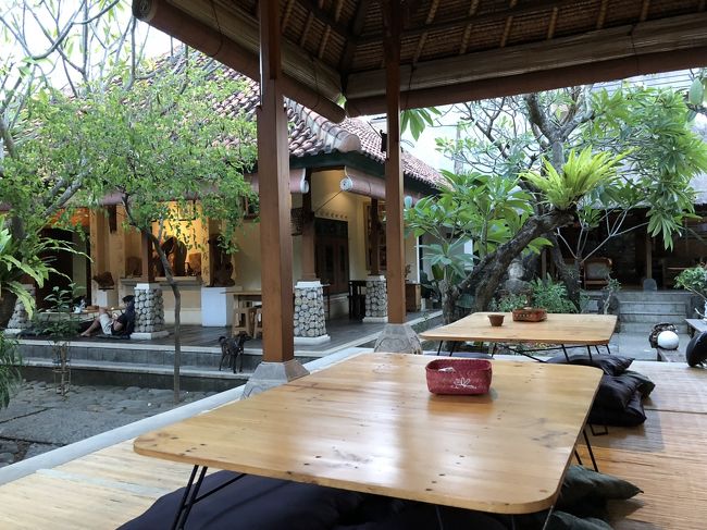 お店の入り口はバリらしい狭い門構えですが、一歩中に入ればこんなくつろぎ系ワルンなんです。時間の許す限り、のーーーんびりしたくなっちゃいます。<br />バリ伝統家屋の中に、小上がりがいくつかあったり、重厚な椅子・テーブルセットがあったり。<br />風が吹き抜けて、とっても涼しく心地いいです
