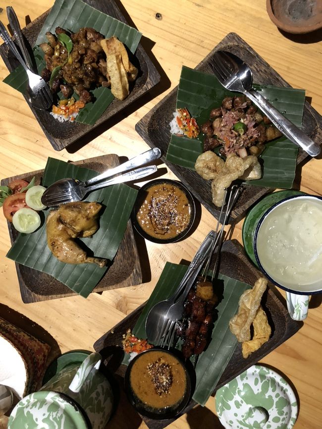 主人：バビゴレン、ブンブバリソース<br />私：バビゴレン、サンバルマタ<br />娘：サテバビ　ブンブカチャンソース（ピーナツソース）<br />息子：アヤムゴレン　同じくブンブカチャンソース<br /><br />ナシプティを一つくらい付けようかと迷いましたが（実際、バビゴレンがすごく美味しくて、これ絶対ご飯何杯もいけるやつだと思ったんです）、この後シンドｳ市場へ行く予定だったので、腹5分目くらいにしておくためここはグッと我慢。