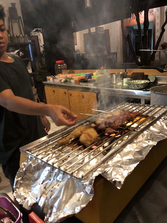 若い方達で全て、お店を切り盛りしていました。<br />途中でオーナーのお母さんらしき方が、接客のお手伝いをされていました。<br /><br />肉肉肉、美味しそう( *´艸｀)