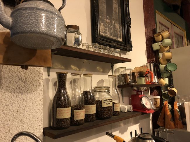 Warung saro、肉料理も食べてみたかったのですが、もう一つお楽しみが。<br />それはジャコウネコのフンから採取されるコピルアックが飲めるんです。<br />観光なんぞに一切興味がないCoCoMam一家、農園までわざわざ行くつもりはないけど、コピルアックは一度飲んでみたいと思ってました。<br /><br />市販されている豆は、飼育されているジャコウネコから採ったものが多いそうですが、saroのは、野生に生息するジャコウネコから採れた豆を独自ルートで仕入れされているんだそう。