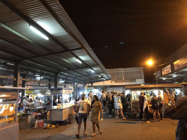 Warung Saroから歩いて程なく、シンドｳ市場にやって来ました。<br />いろんな人種のるつぼ。<br />腹５分目ですよ。何食べるかね。