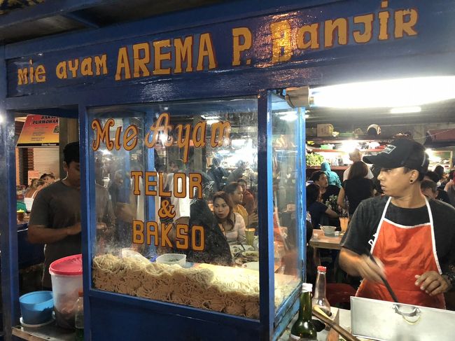 主人が生麺に惹かれたのでこちらに決定。<br />前に４、５人並んでて結構人気でした。待つことがわかったら諦めて別の店に行く人も。<br />混んでて座席争奪戦でしたが、私たちの順番になって丁度料理が出来上がる頃、このお店のIbuらしき方が、我ら家族のために4席確保してくださいました。