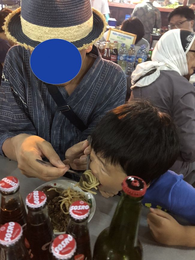 ぼくも大口でがっつきます。<br />夕食腹５分目後のシンドｳ市場ハシゴは、これまたいいコースだわと思った。