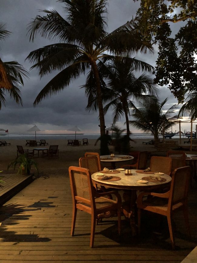 上の写真とこれは娘が撮影した早朝のタンジュンサリです。