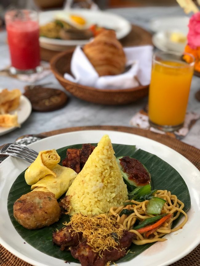 メインはナシ・クニンです。コロケをまともに食べたの初めてだったんですが、とても美味しかった。<br />娘は大好きなミゴレン。パパから「タンジュンサリのミゴレンはすっごい美味いよ」と言われてたので、彼女は楽しみにしていたみたいで、迷わず注文。<br />さらにクロワッサンも「おいしーーーー(≧∇≦)ﾉ」と舌鼓してました。