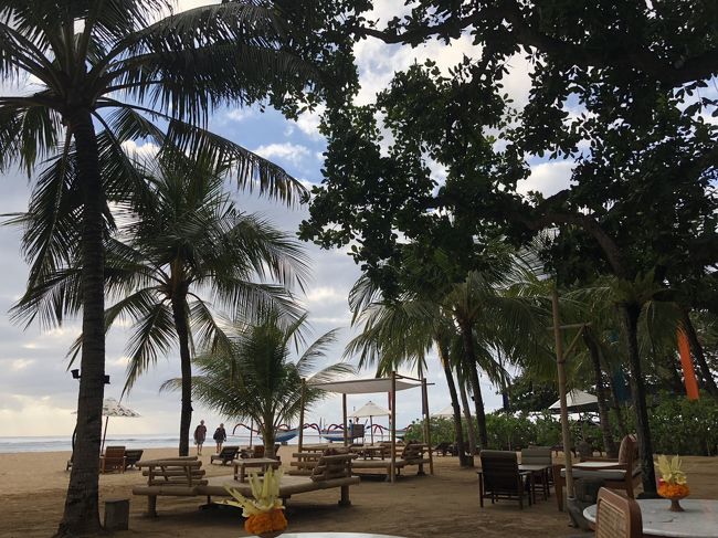 バンブー小上がりいい？って聞いたらまだ準備できてなかったらしくダメだって。<br />まあ、後で海遊びの時に陣取ればいいか。<br />ということで遊歩道沿いのテーブル席へ。