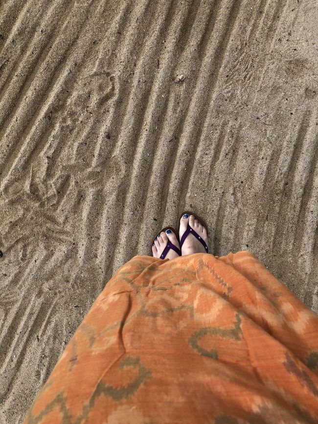 タンジュンサリのお部屋備え付けのサロン。<br />昨年11月に泊まった際は、使用する機会がなかったのですが、見渡すと意外とゲストのご婦人方が身につけていらっしゃることに気づき、私もいっちょお仲間入りすることに。<br />腰に巻いてみました。柔らかくてサラッとしててすごく着心地いい(´▽｀)