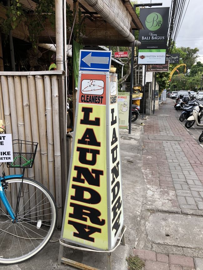 私は最後の洗濯物を、タンジュンサリからタンブリガン通りを渡ってちょっと北に行ったところにあるこちらのランドリーへ出しに行きました。<br />18：00以降に取りに来て。お店は22：00までやってるよ、と。<br />Ne'Mareの香りの方が私好みでした。