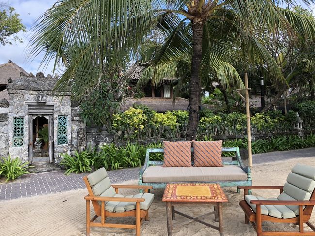 ランドリーから戻ってくると、他3人はせっせと海遊びの準備に取り掛かっていました。<br />タンジュンサリのビーチから、1日だけの我が家、ビーチフロント・バンガロー＃２８が見えます。その横にある出入り口を通ればすぐ海に入れるんです。