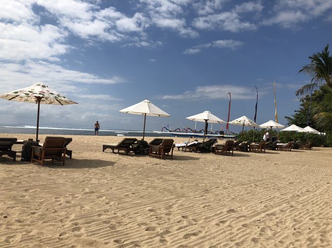 前日はとーっても波が高くて恐怖心さえ覚えたほどのサヌールの海。<br />今日は、昨日よりは少し穏やかになってました。