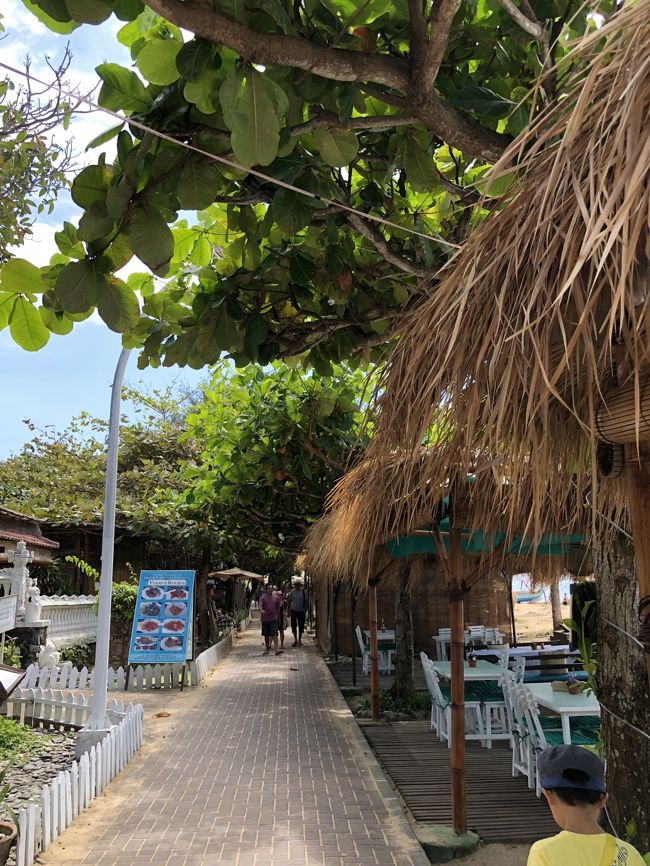 午前中はめいっぱいタンジュンサリを楽しんで、12時にチェックアウトし(ﾉ∀`) ランチを求めて遊歩道をさまよい歩く