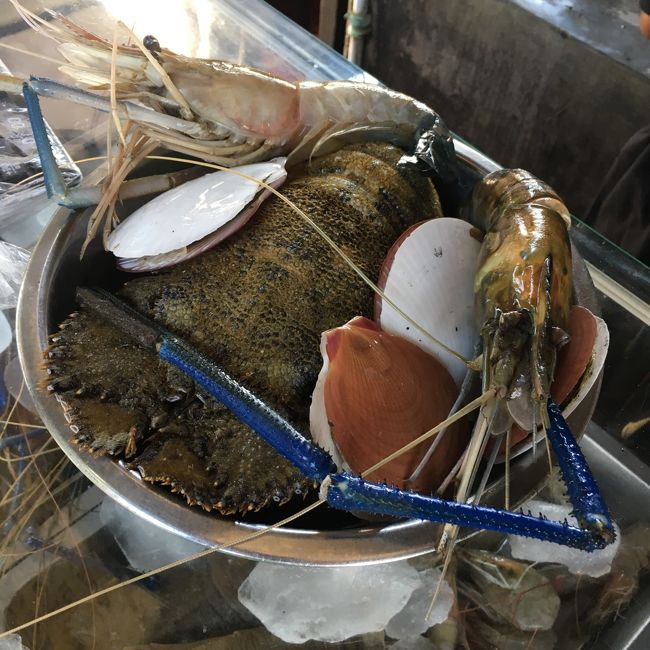 １１月に来た時にセミエビを食べて、肉厚でとても美味しかったので今回もオーダー。しかもかなりビッグサイズ（５００g弱）のがあって迷わずその子を指差し。<br />それと、手長海老も二尾。何の貝かわかりませんがとりあえず貝も。<br />１００gからオーダー可能なので、貝５、６個（多分これで20k）