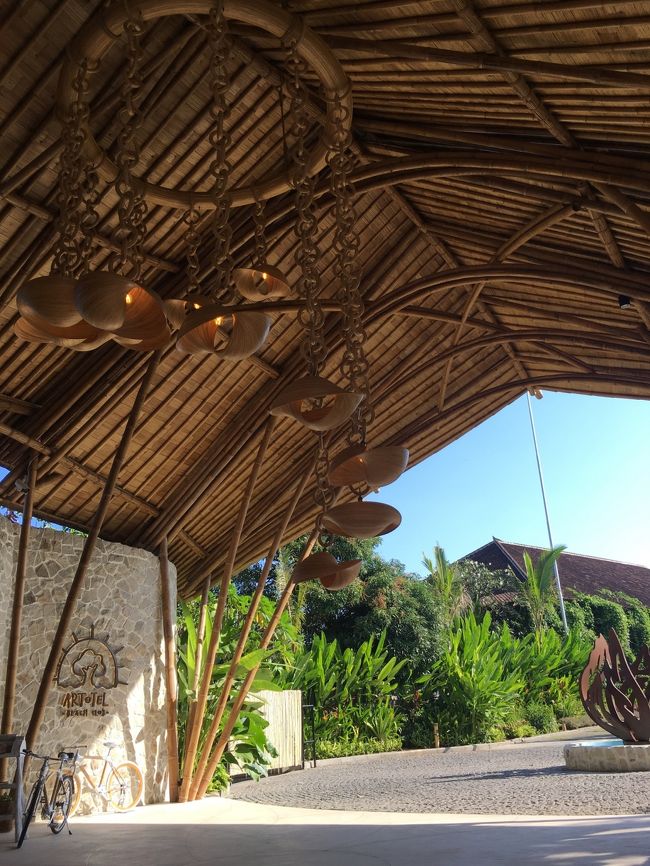 ガゼボ・ビーチベッド利用だと、ミニマムオーダー300Kだとか、でも我が家は4人で飲み物とちょっとした軽食頼めばあっという間に300Kは超えてしまうので全然いいかと思ってました。<br />そして受付っぽいところで名前と予約画面を見せたら、<br />「ごめんなさい、今プール脇のガゼボいっぱいで空いてないの」と言われ、テーブル席に通されました。入り口付近のなんの変哲も無い席に通されるし。<br />「二階席は？」って聞いたらなんか準備中だって言われるし。<br /><br />あたしのー、この予約って、一体なに？？？？