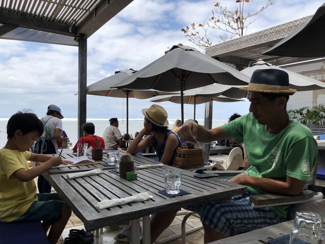 どんぴしゃランチタイムだったんで混んでましたが、運良くお気に入りのソファベンチ席が空いててそこに陣取ることに成功。<br />このお店の雰囲気も好きなんです。