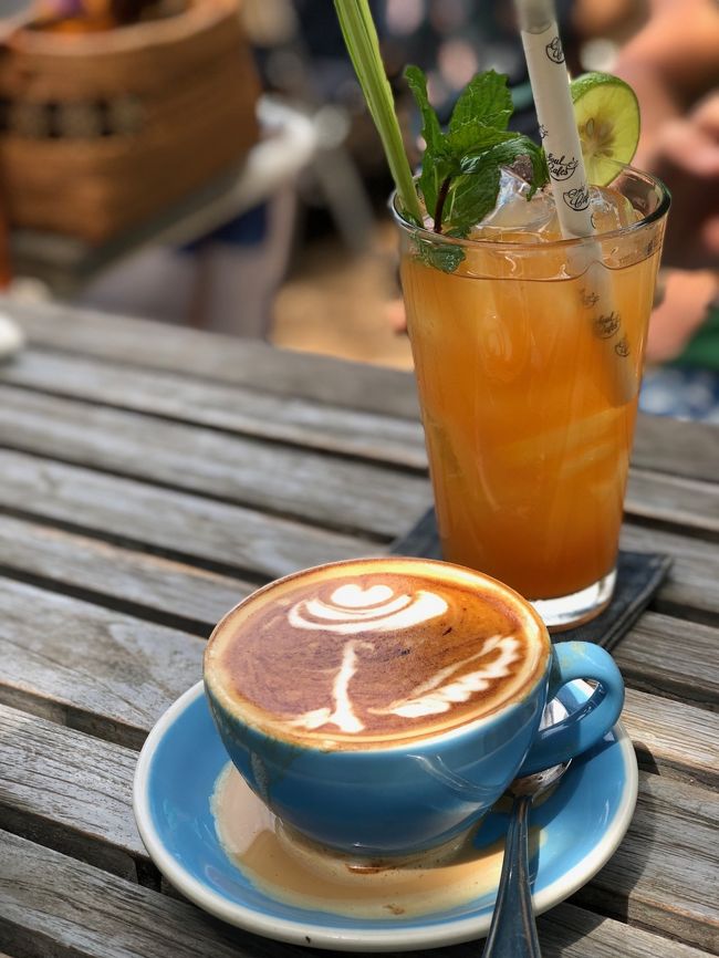 海風が吹いててアイス・カプチーノの気分ではなかったので私は普通のカプチーノ　32k<br />主人は Kiss On The Beachという珍しく甘形カクテル　110k