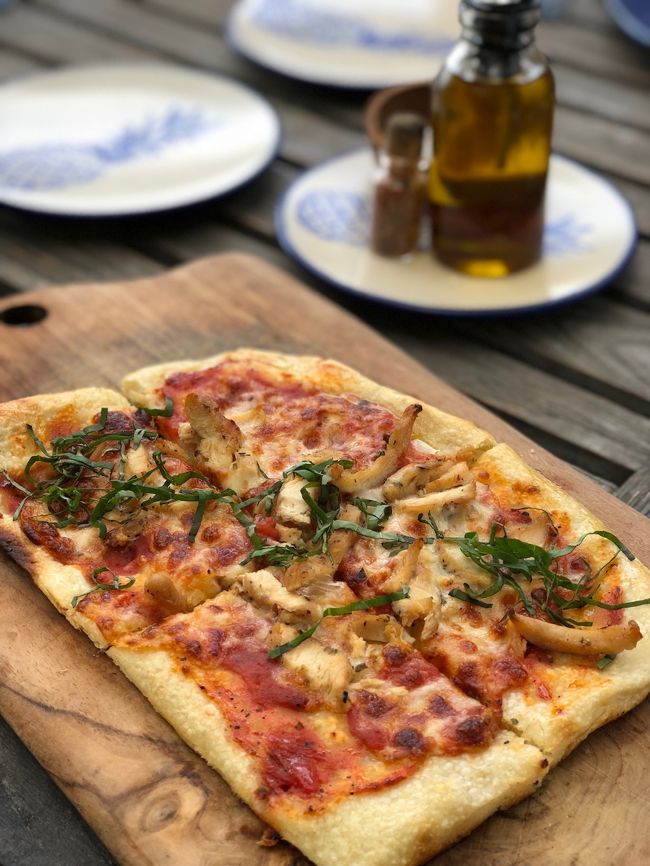 子供たちはランチを頂きます。<br />キッズ・ピッツア・マルゲリータ（＋チキン）35k<br />どこがマルゲリータ？マルゲリータにチキン？？　<br />二人はそれぞれ美味しそ～にペロリ。