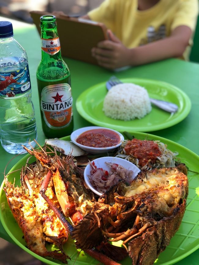 来ましたよ(*≧∀≦)ﾉ<br />サンバルマタも、もやし入りチャカンクンもナシプティもセットで、<br />ビンタンも入れて全部でRp202,000です、約1,600円。