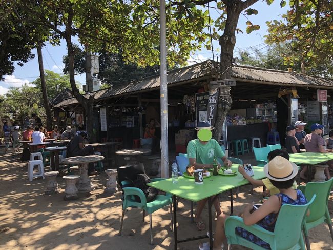 ビーチ目の前の席で食べましょう