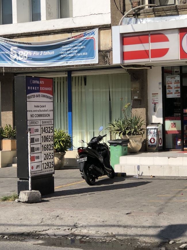 Amphibiaから遊歩道を南下し～<br />タンジュンサリの中を通ってタンブリガン通りを再び南下して来ました。<br />この日のセントラル・クタのレートが滞在中一番よかったので、ルピア余ってたのですが、またどうせ来年も来るので、賭けで３万円両替しちゃいました。<br />